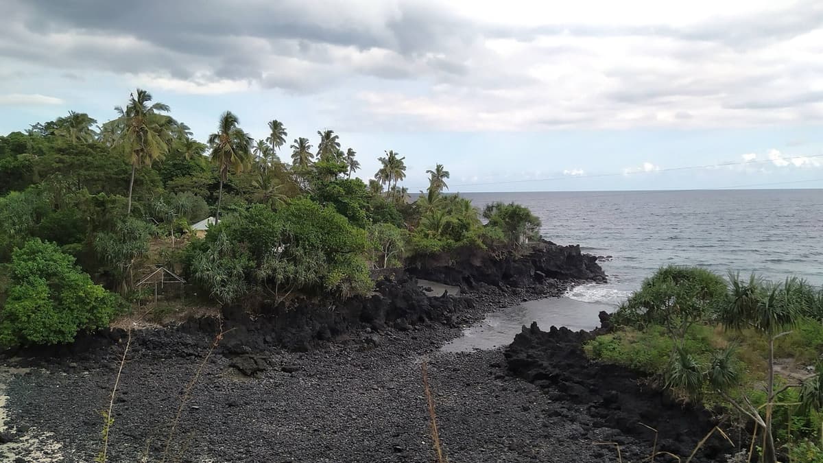 Water Underground, Water out of Reach: The Rocks of Grande Comore