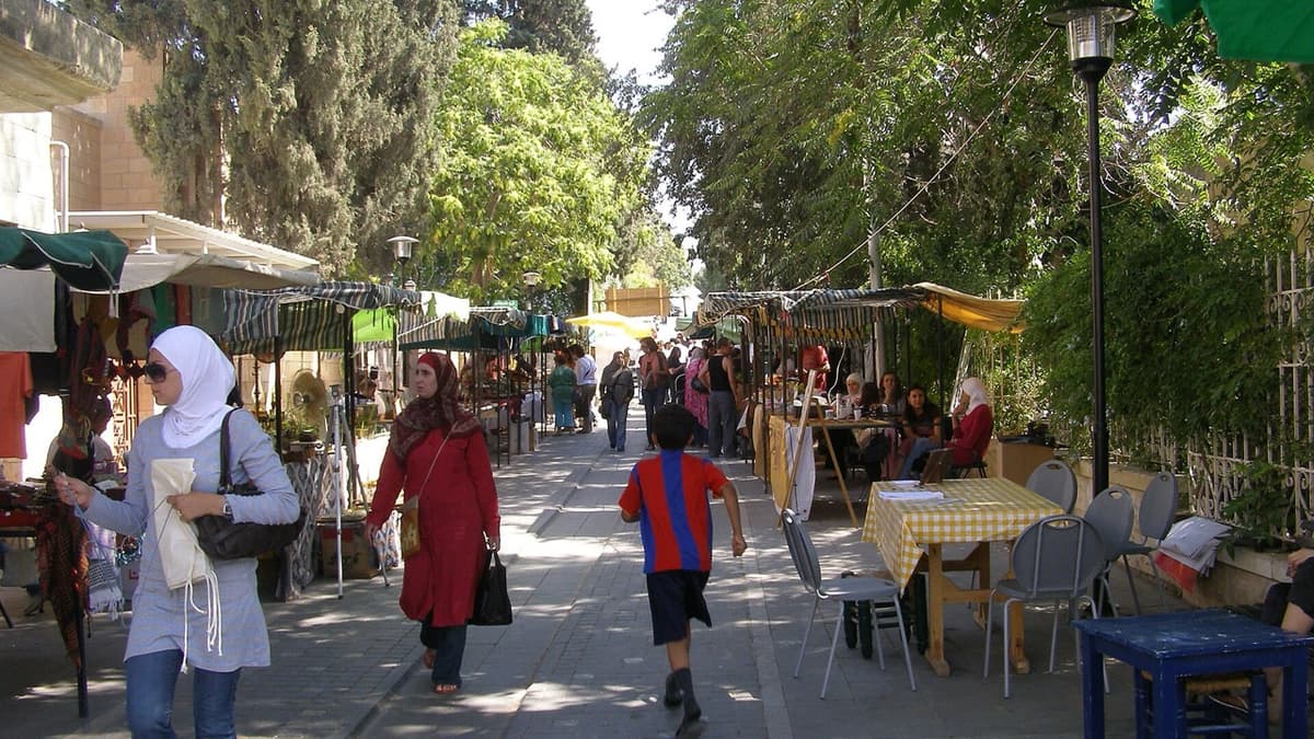 A Market That Brings Craftspeople and Visitors Together