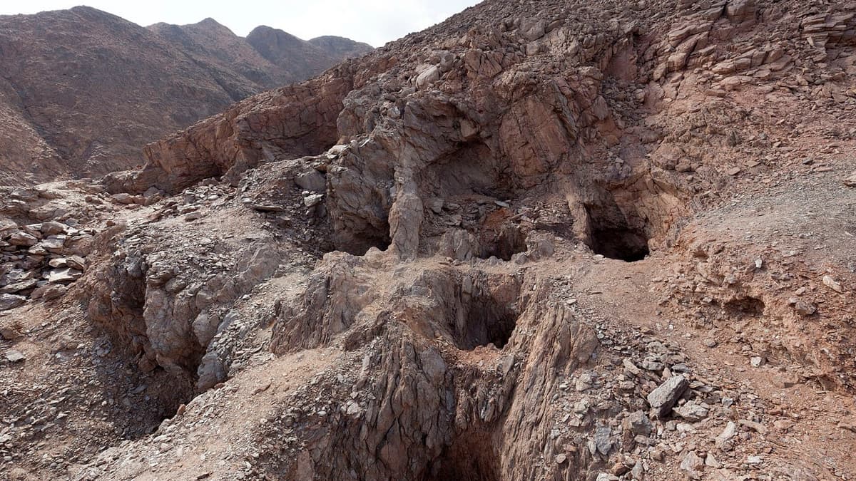 Emerald of the Eastern Desert: from mine to laboratory