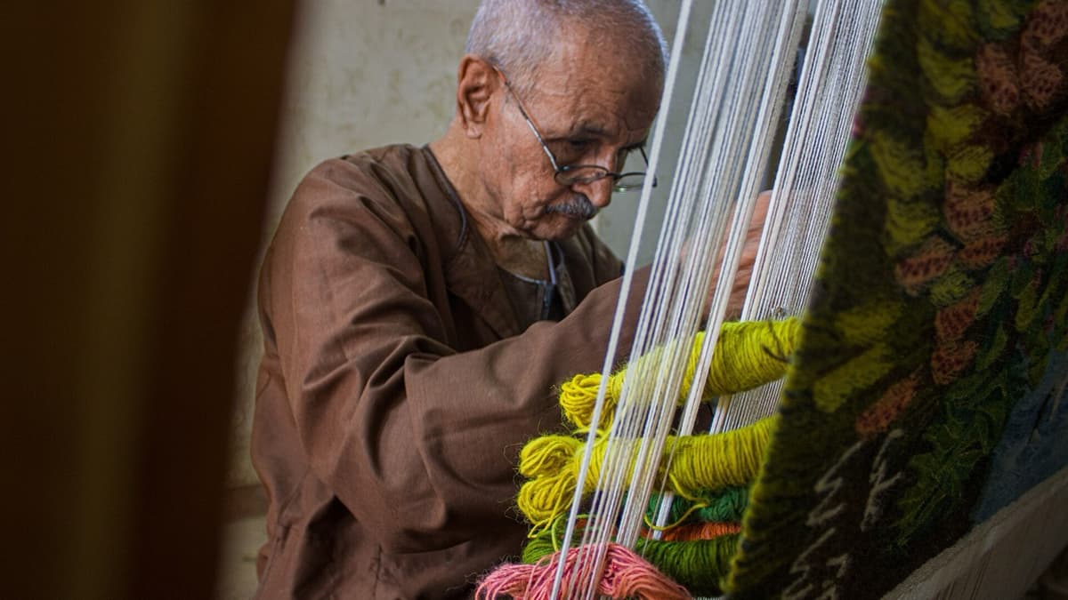 Children and looms: a weaving workshop near Giza
