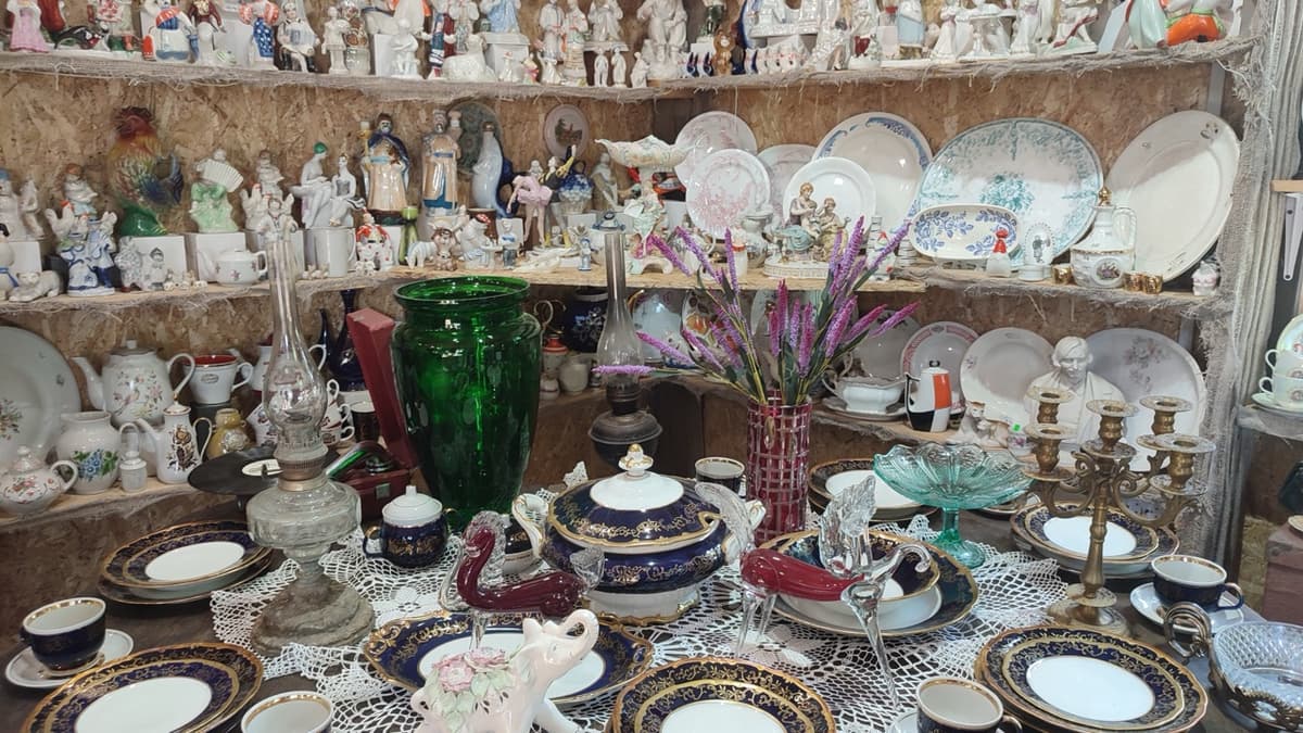 Ahmed Shows His Collection in Misrata