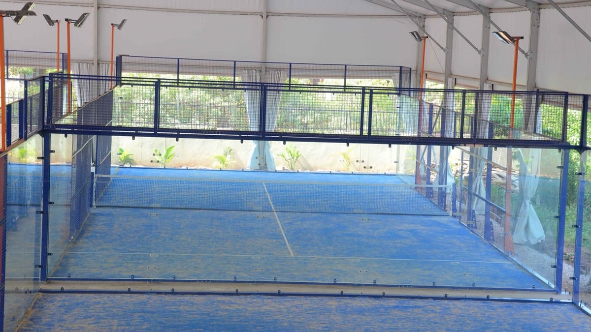 Nura Plays Padel