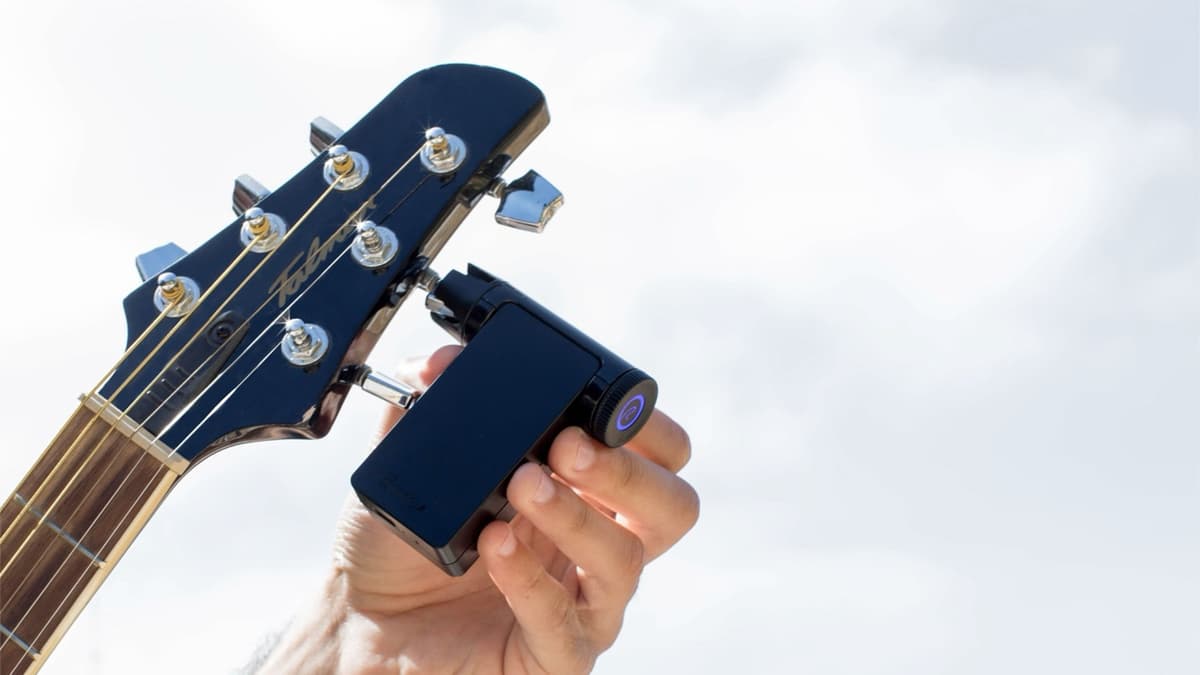 Roadie: when a motor assists the ear