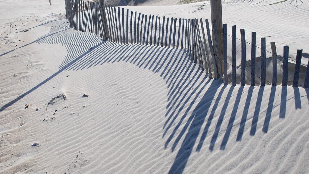 A Barrier with Gaps: Sand around Nouakchott